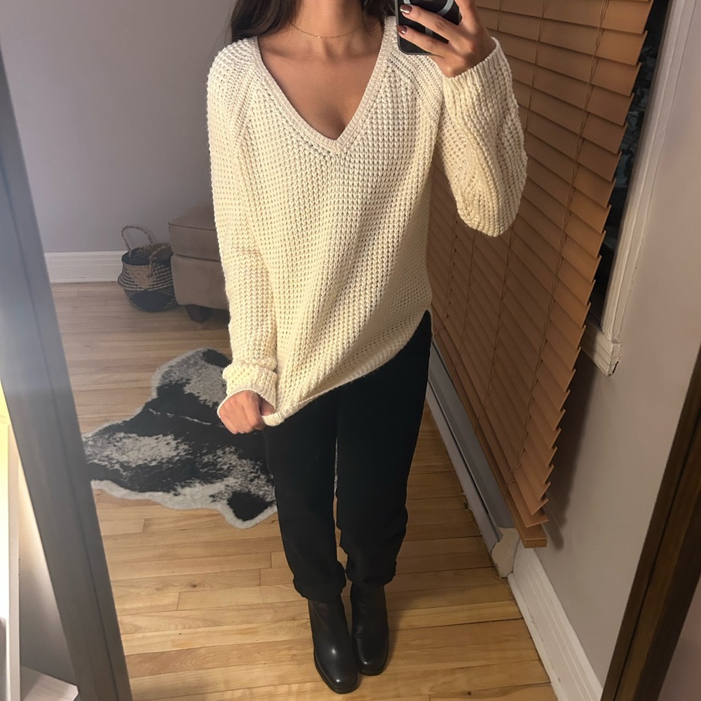 VERO MODA (LIKE NEW) Cream V-Neck Sweater - Picture 1 of 4